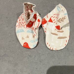Roots Baby Booties with forest mushroom Pattern 0-3m